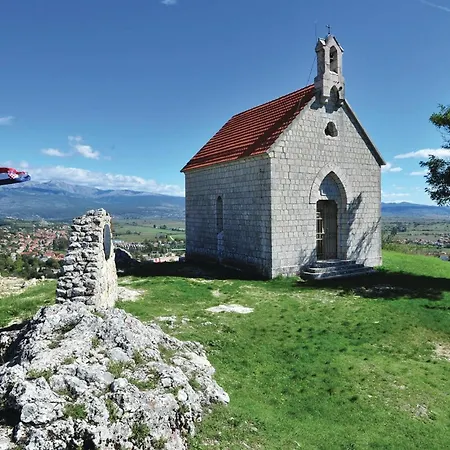 Two-bedroom In Feriehus Sinj